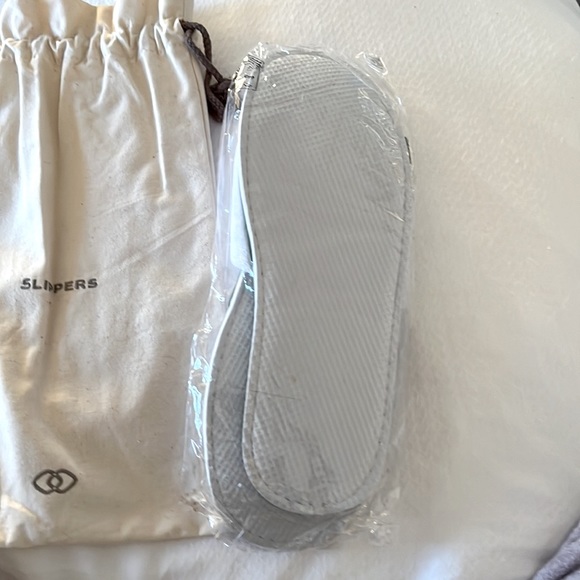 UNISEX TRAVEL SLIPPERS with POUCH - Picture 3 of 3